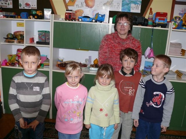 Klasa IWychowawczyni Elzbieta Moras. Uczniowie: Agata Miśkiewicz, Paulina Niewczas, Milosz Sikora.