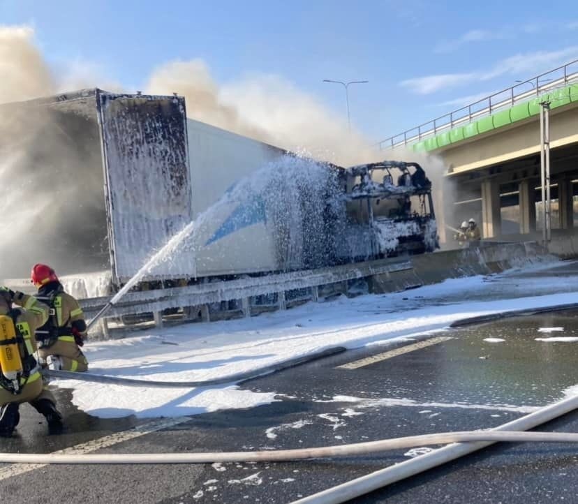 Pożar ciężarówki na DK8 w pobliżu miejscowości Sędziwuje....