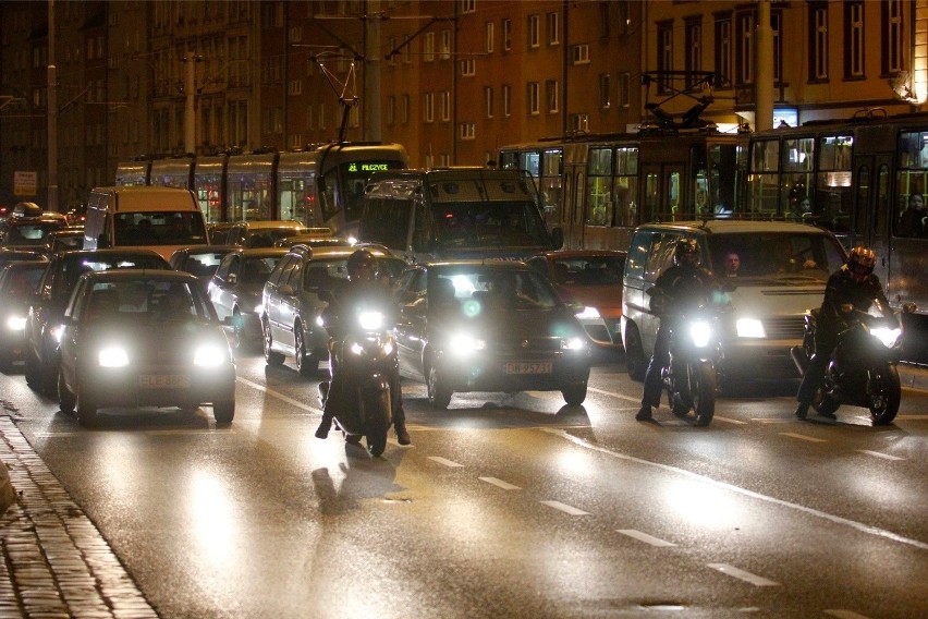 Miasto: Korki? We Wrocławiu ich nie ma. Taksówkarz: To chyba jakiś żart