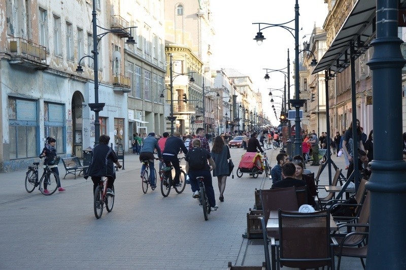 Jezdnia była pełna rowerzystów, a chodnik pieszych.