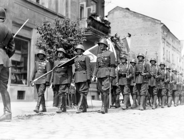 Defilada oddziału 4 Pułku Piechoty Legionów ulicami Dziedzic, lipiec 1934 roku.