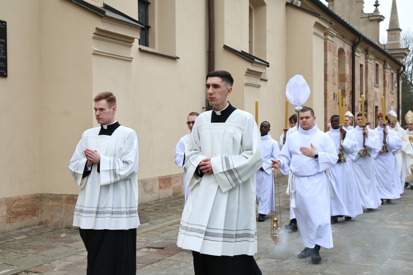 Uroczysta Msza Krzyżma w Bazylice Katedralnej w Kielcach z udziałem trzech biskupów i kilkuset księży z całej diecezji kieleckiej