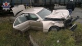 Wypadek na przejeździe w Zawadowie: Mercedes wjechał pod pociąg
