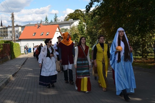 W  zeszłym roku  w pochodzie szły postacie historyczne i  z  baśni. Wszystko było starannie przygotowane.