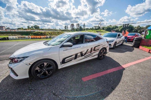 W sobotnie popołudnie miłośnicy motoryzacji mogli osobiście zobaczyć w koszalińskim Motoparku najmocniejszą wersję Hondy Civic - Type R. Za kierownicą pojazdu, który pod maską kryje silnik o mocy 320 KM zasiadł Tomasz Czopik, kierowca rajdowy i były mistrz Polski. Organizatorem pokazu była firma Auto Mojsiuk KM. 