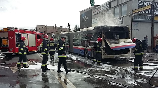 Na skrzyżowaniu ulicy Pięknej i Szubińskiej bydgoscy strażacy dogaszają autobus komunikacji miejskiej. - Wszyscy zdążyli się ewakuować na kilka minut przed wybuchem pożaru. W autobusie czuć było spaleniznę i kierowca wypuścił wszystkich pasażerów z wozu. Na miejsce zdarzenia pojechały dwa zastępy straży pożarnej, który szybko poradziły sobie z ogniem - informuje kpt. Karol Smarz, rzecznik Komendy Miejskiej Państwowej Straży Pożarnej w Bydgoszczy.Flash Info odcinek 5 - najważniejsze informacje z Kujaw i Pomorza