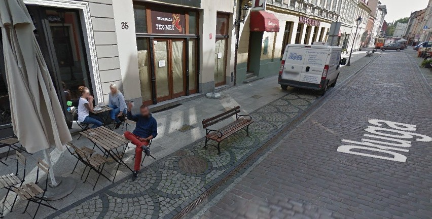 Przyłapani przez kamerę Google Street View na ulicach...