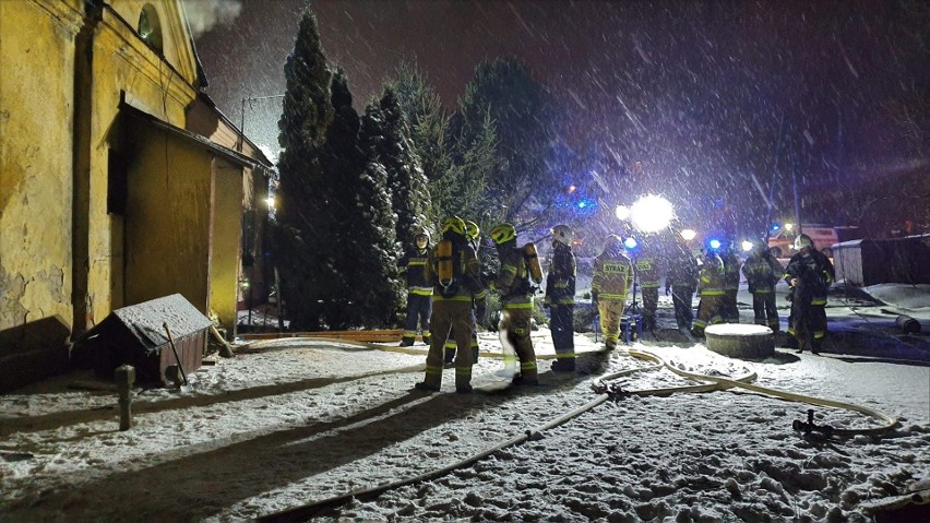 Pożar budynku wielorodzinnego w Krzeszowicach, który gasili...