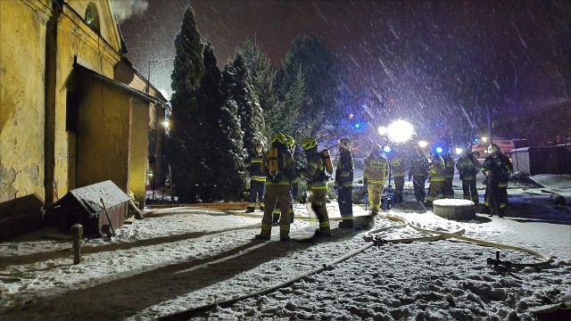 Pożar budynku wielorodzinnego w Krzeszowicach, który gasili strażacy z pięciu jednostek
