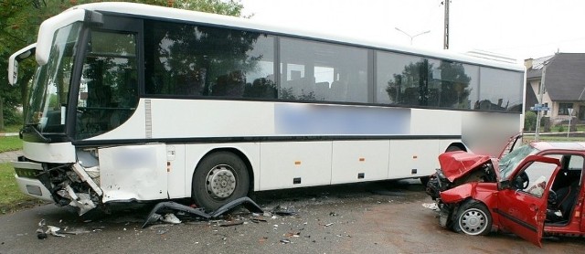 Golf uderzył w bok autobusu