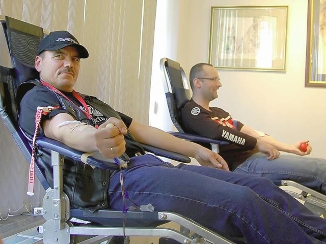 Grzegorz Rzepka (z lewej) z Grabika wziął udział w sobotniej akcji Motoserce. Krew oddawał po raz pierwszy raz w życiu. Podobnie, jak Sławomir Śmigiel z Żagania.