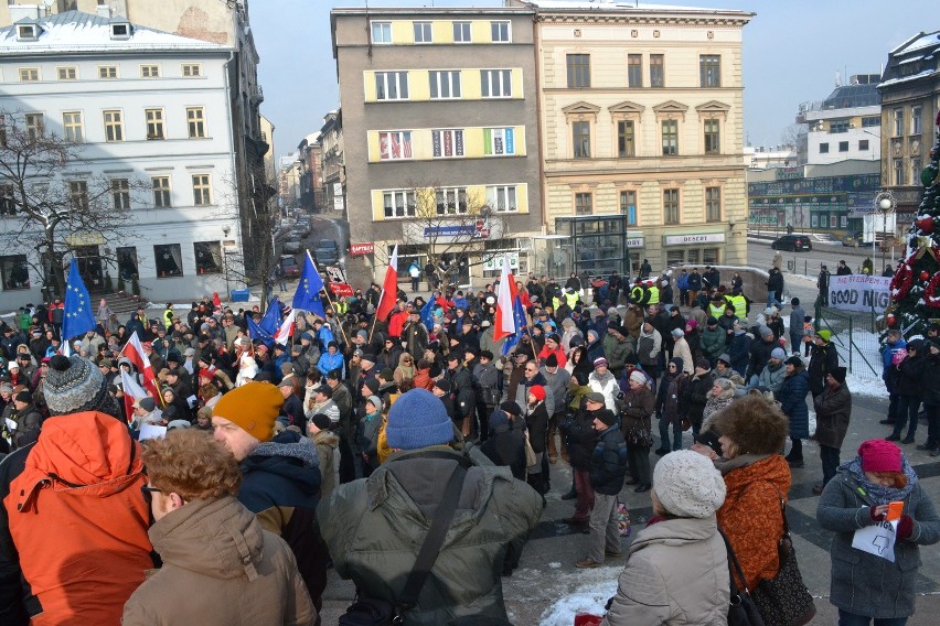 Manifestacja KOD w Bielsku-Białej. Mróz, demokracja, narodowcy i... poseł Pięta [ZDJĘCIA]