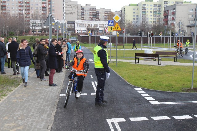 Z pieniędzy Budżetu Obywatelskiego wybudowano w Sosnowcu m.in. miasteczko rowerowe na dawnym asfaltowym boisku przy Zespole Szkół nr 7 koło Placu Papieskiego. Otwarto je w październiku 2017 roku.