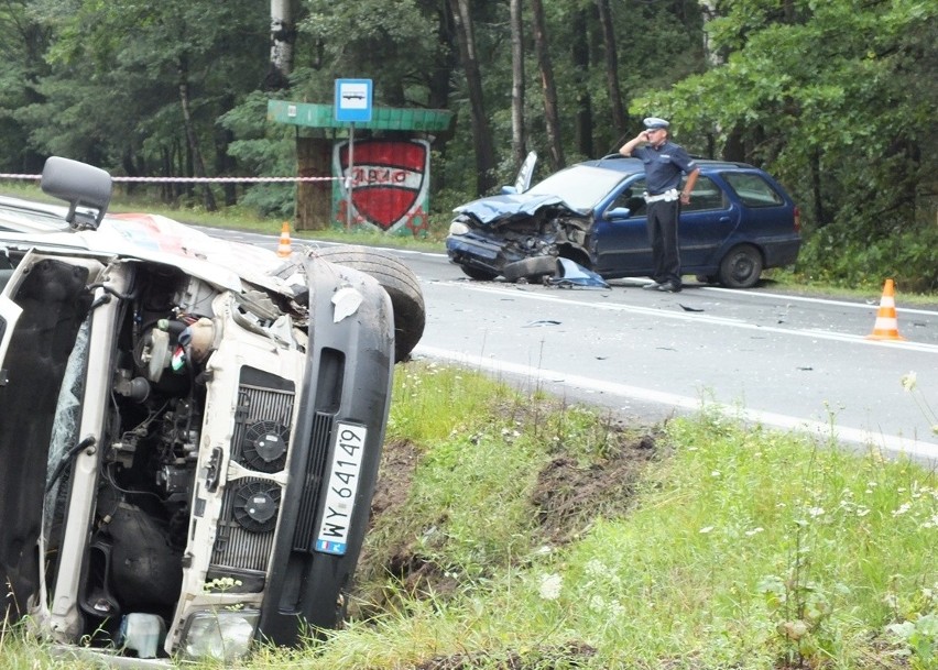 Wypadek karetki pod Bełchatowem. Cztery osoby ranne [ZDJĘCIA+FILM]