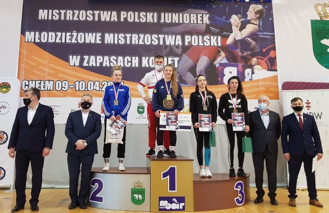 Alicja Czyżowicz (na pierwszym stopniu podium) nie miała sobie równych w mistrzostwach Polski młodzieżowców, a wśród seniorek wywalczyła srebrny medal.