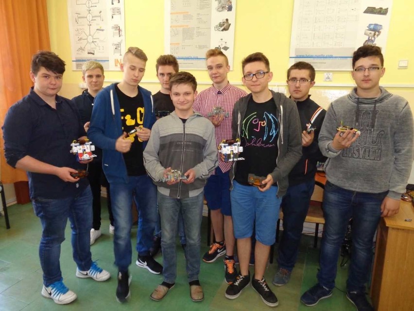 Uczniowie z Zespołu Szkół Ponadgimnazjalnych numer 2 w Jędrzejowie budowali mini-roboty!