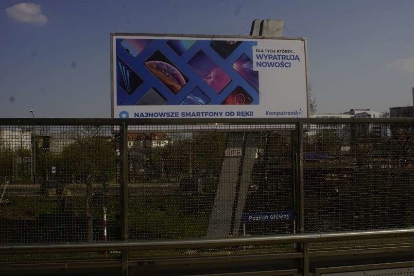 Poznań: Operacja zdjęcia wielkiego billboardu na Dworcowej już zakończona - dźwig podniósł nad ranem wielką reklamę [ZDJĘCIA]