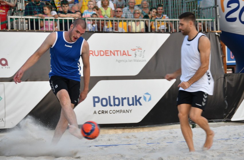 Piłkarze ręczni PGE VIVE Kielce grali na plaży na kieleckim Rynku. W piłkę ręczną i nożną [VIDEO, ZDJĘCIA]