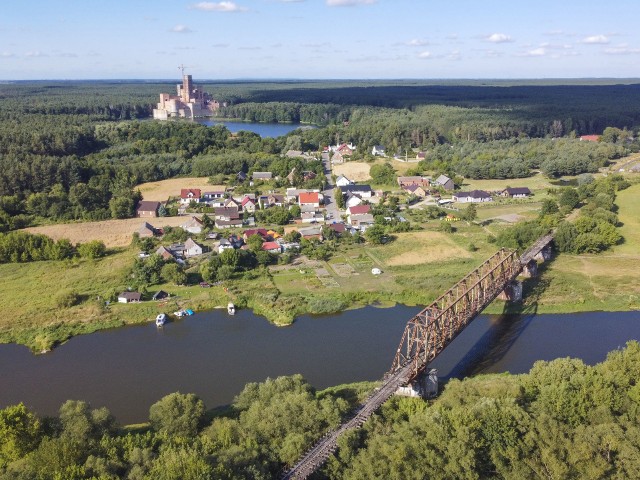 Puszcza Notecka. Znana jest nie z przyrody, pięknych lasów i jezior, z obszarów chronionych Natura 2000. Sławę przyniósł jej powstający we wsi Stobnica zamek, o którym zrobiło się głośno kilka lat temu. Kontrowersyjna inwestycja powstaje na skraju obszaru Natura 2000. Puszcza to łakomy kąsek dla wielu inwestorów, zwłaszcza, że to kraina mlekiem i... ropą płynąca. Przejdź do kolejnego zdjęcia --->