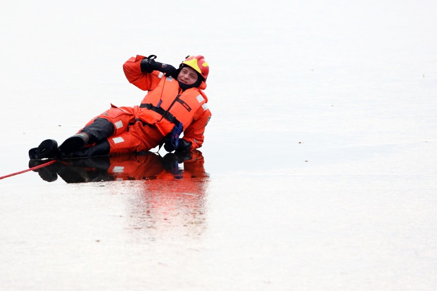Liczy się każda sekunda. Strażacy ćwiczyli działania na lodzie. Zdjęcia