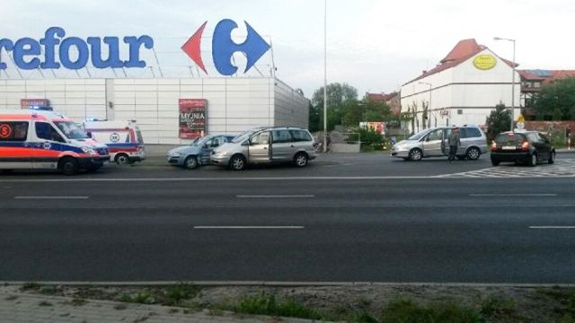 Do zderzenia aut doszło w pobliżu marketu na ul. Dąbrówki.