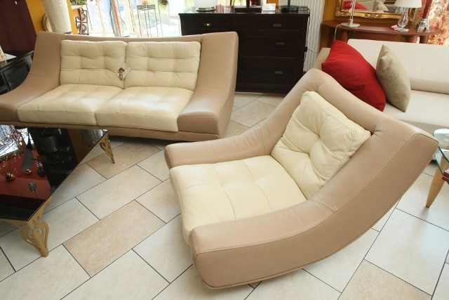Ten skórzany komplet NIERI (obrotowy fotel + kanapa) można teraz kupić taniej o 5 tysięcy złotych! fot. D. Łukasik