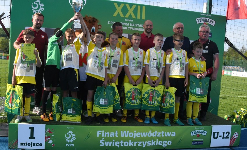 Piłkarze Czarnych Połaniec wygrali Turniej Z Podwórka na Stadion o Puchar Tymbarku do 12 lat w Nowinach. Grał wnuczek trenera