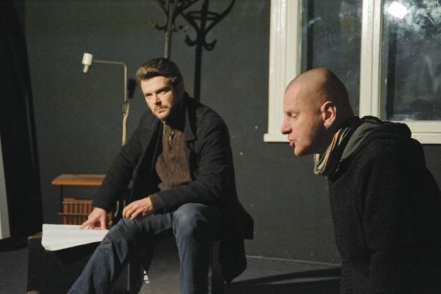 Karol Smaczny (na pierwszym planie) prezentuje się na scenie rewelacyjnie. Jego rola jest bardzo trudna, a postać zmienna. Na zdjęciu z Michałem Kitlińskim.