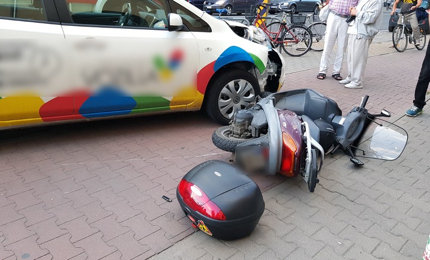 Elektrycznym autem staranowała kierowcę skutera [FOTO]