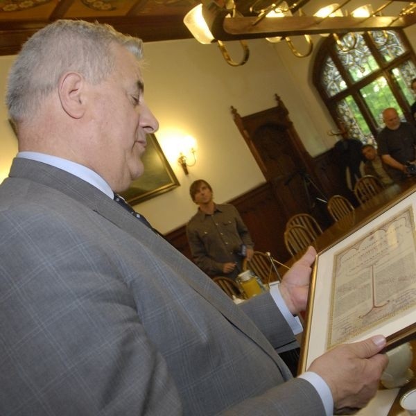 Prezydent Maciej Kobyliński na wczorajszym podpisaniu umowy.
