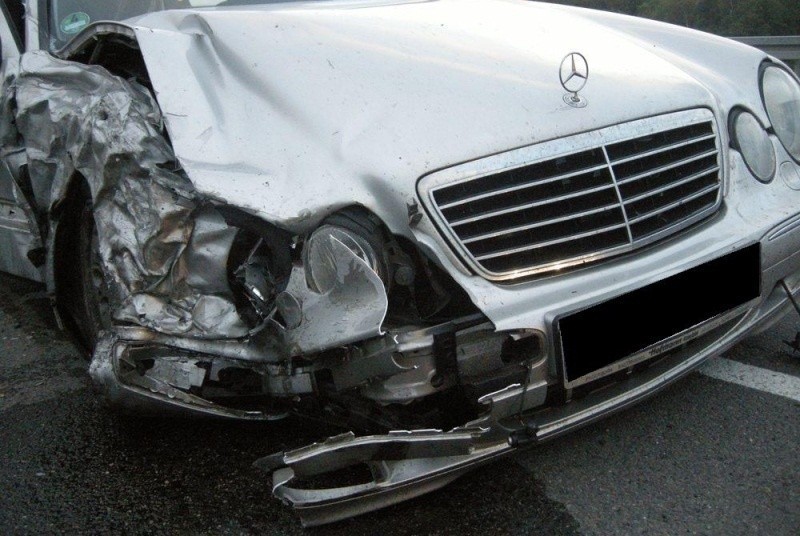 Mercedes też jest poważnie uszkodzony.