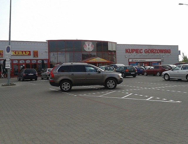 Autodrań zaparkował na parkingu Kupca Gorzowskiego