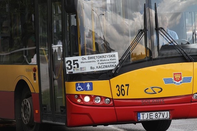 Starsze autobusy mają tablice tekturowe &#8211; nie zawsze czytelne.