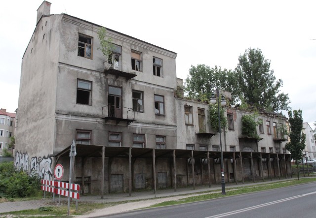 Powiatowy Inspektorat Nadzoru Budowlanego dostał pieniądze na zastępczą rozbiórkę rudery przy ulicy Reja.