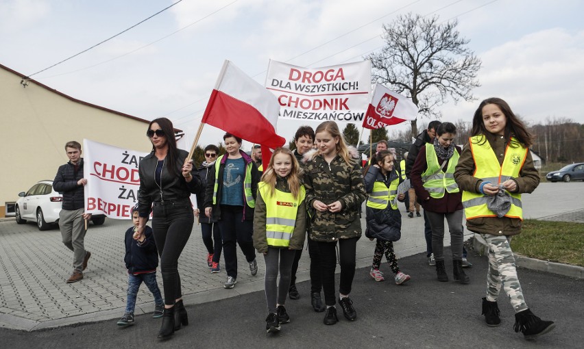 Blokada drogi w Baryczce, mieszkańcy domagają się chodnika.