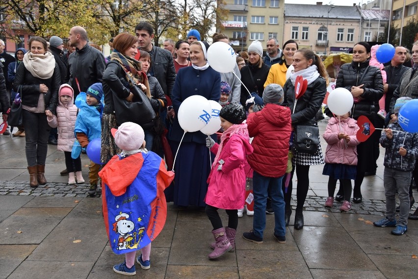 Setki gorliczan na Marszu dla Życia i Rodziny. Z orkiestrą dętą, transparentami przeszli z rynku przed szpital powiatowy