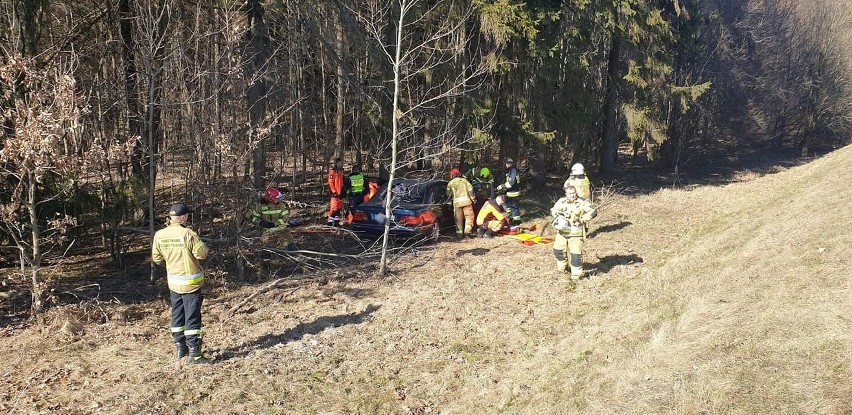 Lipniak. Kierowca mercedesa zasnął za kierownicą. Dwie osoby trafiły do szpitala