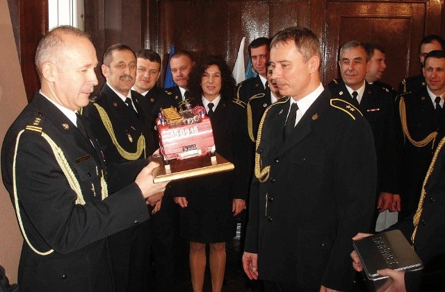 W pożegnalnym prezencie od swoich strażaków Mirosław Hołubowicz otrzymał m.in. miniaturę wozu strażackiego.