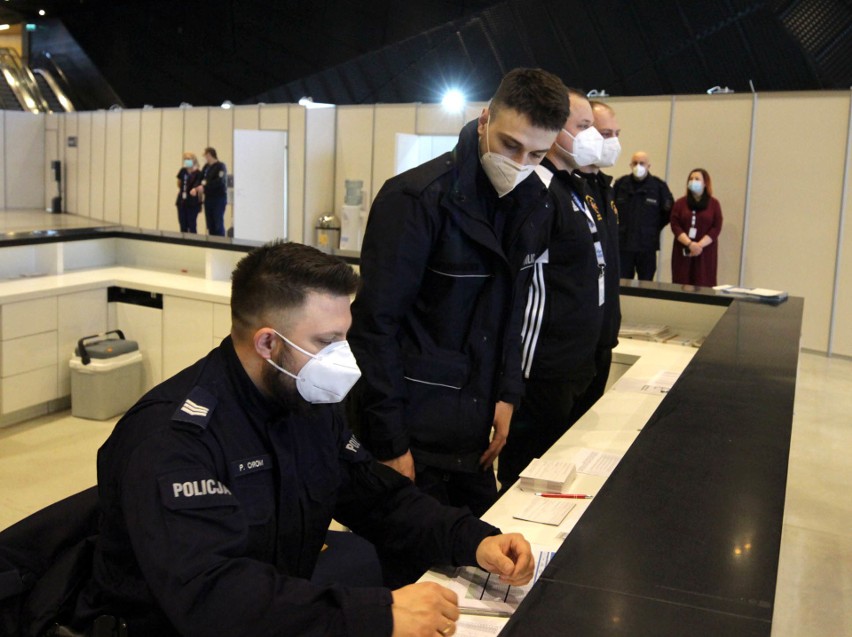 Szczepienia policji. Na pierwszy ogień poszedł komendant...