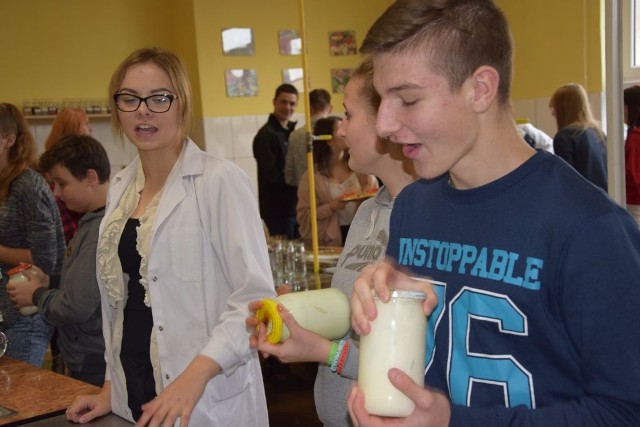 Paulina Bernacka (pierwsza z lewej), uczennica grudziądzkiego ZSGH, instruowała gimnazjalistów, jak samodzielnie wykonać masło