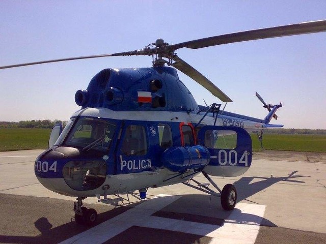 Policyjny helikopter lata nad Szczecinem.