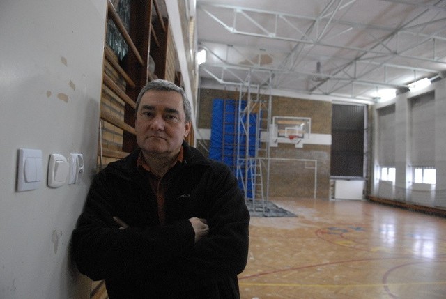 - Zamiast remontowania starego obiektu wydaje się, że korzystniejsza byłaby budowa nowej szkoły - przekonuje dyrektor Dariusz Rutkowski