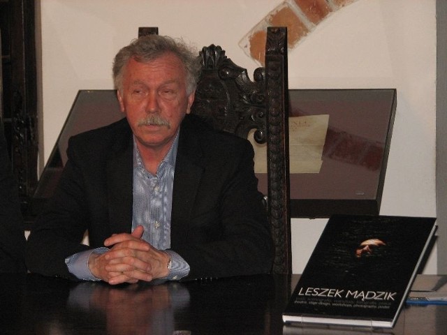 Podczas spotkania Leszek Mądzik opowiadał o swoim teatrze.