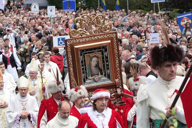 W uroczystości uczestniczył tłum wiernych z całego regionu.