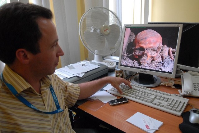 - Nową lipę, ale już taką odrośniętą, sprowadzoną z ogrodu dendrologicznego w Kórniku, ufunduje niemieckie ziomkostwo wywodzące się z naszego miasta - przekazuje Wojciech Lis demonstrując jednocześnie w komputerze zdjęcie czaszki, którą odkrył... 