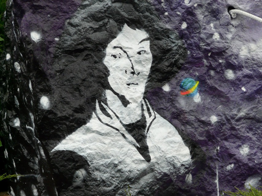 W Pabianicach na jednym z kamieni pojawił się... Kopernik ZDJĘCIA