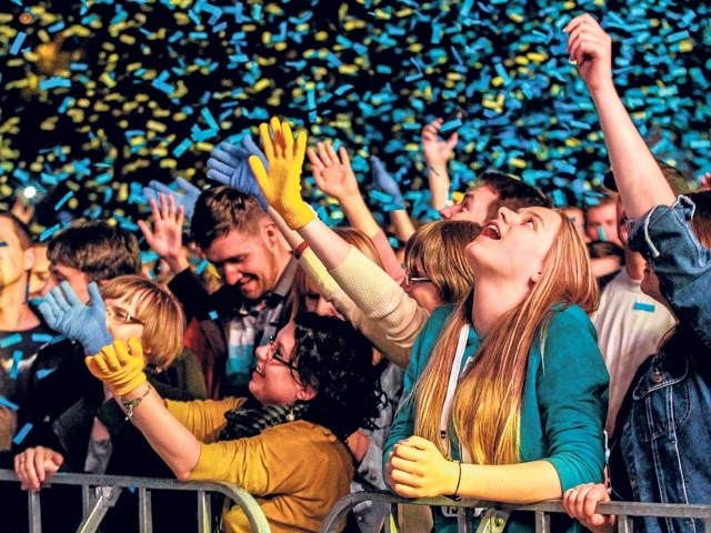 Europejski Stadion Kultury tradycyjnie przyciąga tłumy rzeszowian. Na zdjęciu koncert główny z ubiegłego roku dedykowany Ukrainie, podczas którego rozdawano żółte i niebieskie rękawiczki