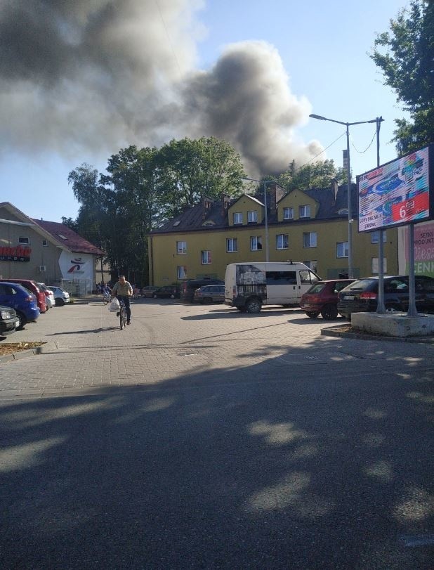 Pożar na terenie byłej cukrowni w Chybiu. Słup dymu widać było w Cieszynie! Wojewoda apeluje do mieszkańców: Nie wychodźcie z domu ZDJĘCIA