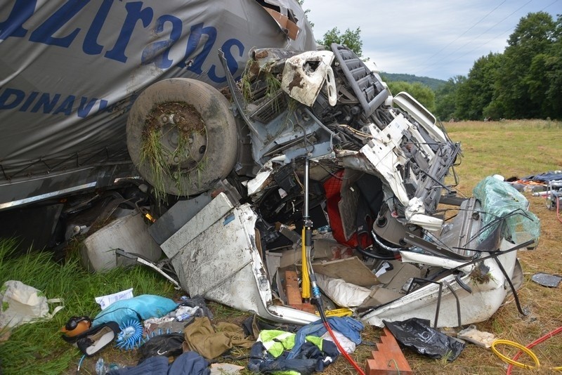 Tragiczny wypadek. Ciężarówka wypadła z drogi na DK19 w Lipowicy. Kierowca nie żyje