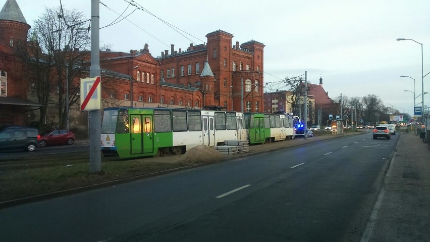 Wypadek na Nabrzeżu Wieleckim w Szczecinie: Śmiertelne potrącenie. Mężczyzna przechodził przez torowisko